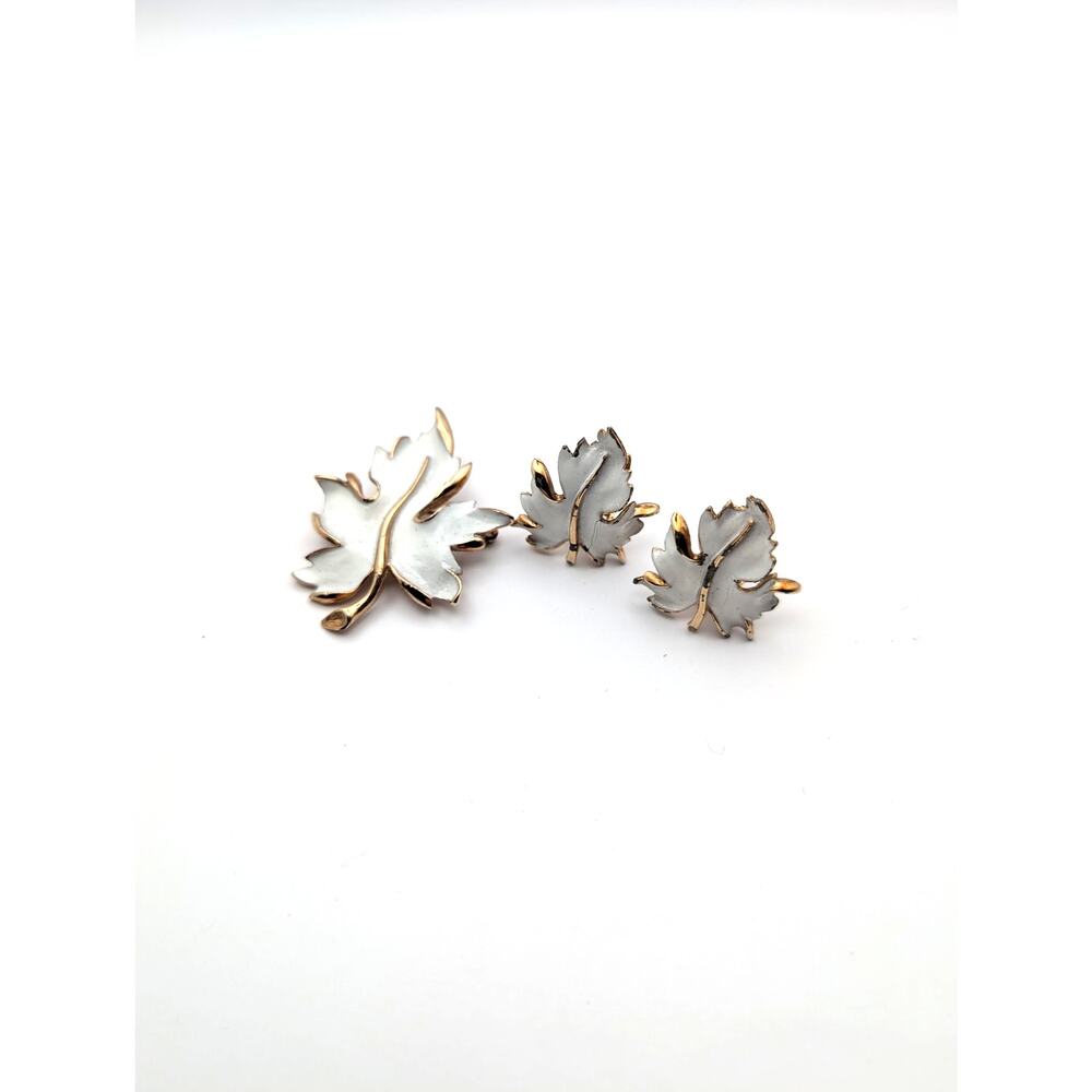 White Enamel Leaf Brooch & Earrings Set Gold Tone Veined Design Vintage Jewelry